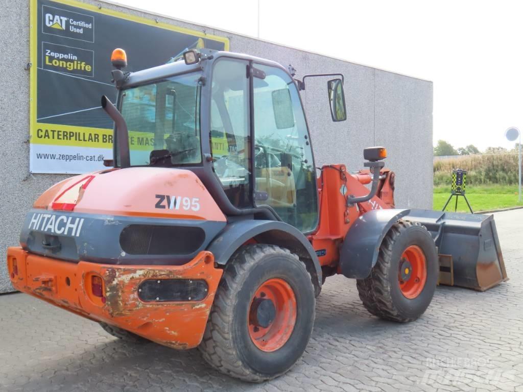 Hitachi ZX 95 Gumikerekes homlokrakodók