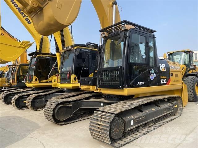 CAT 323 D L Lánctalpas kotrók