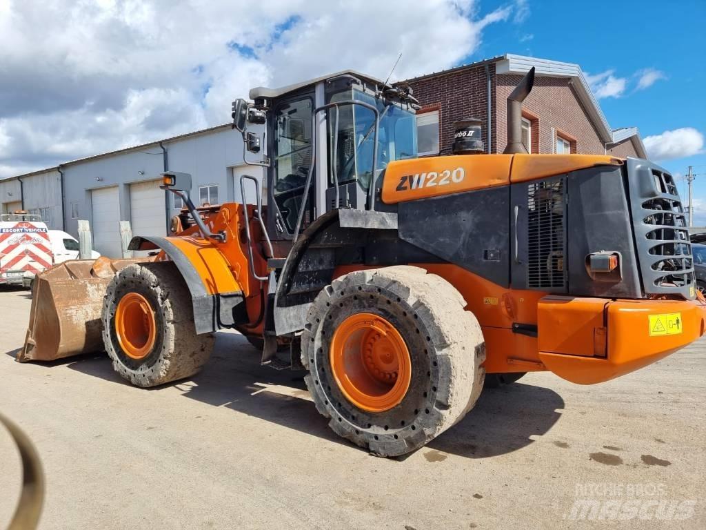 Hitachi ZW 220 Gumikerekes homlokrakodók