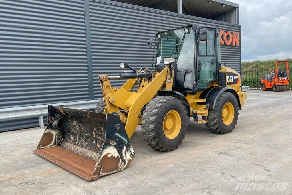 CAT 908M Gumikerekes homlokrakodók