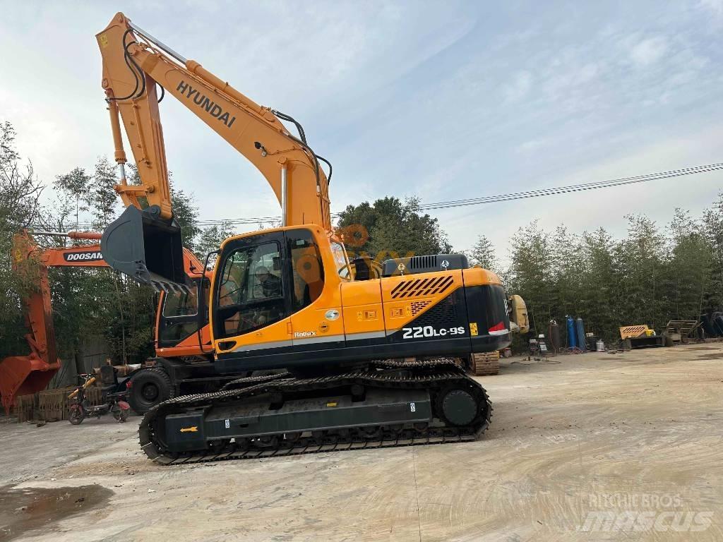 Hyundai R220 Lánctalpas kotrók