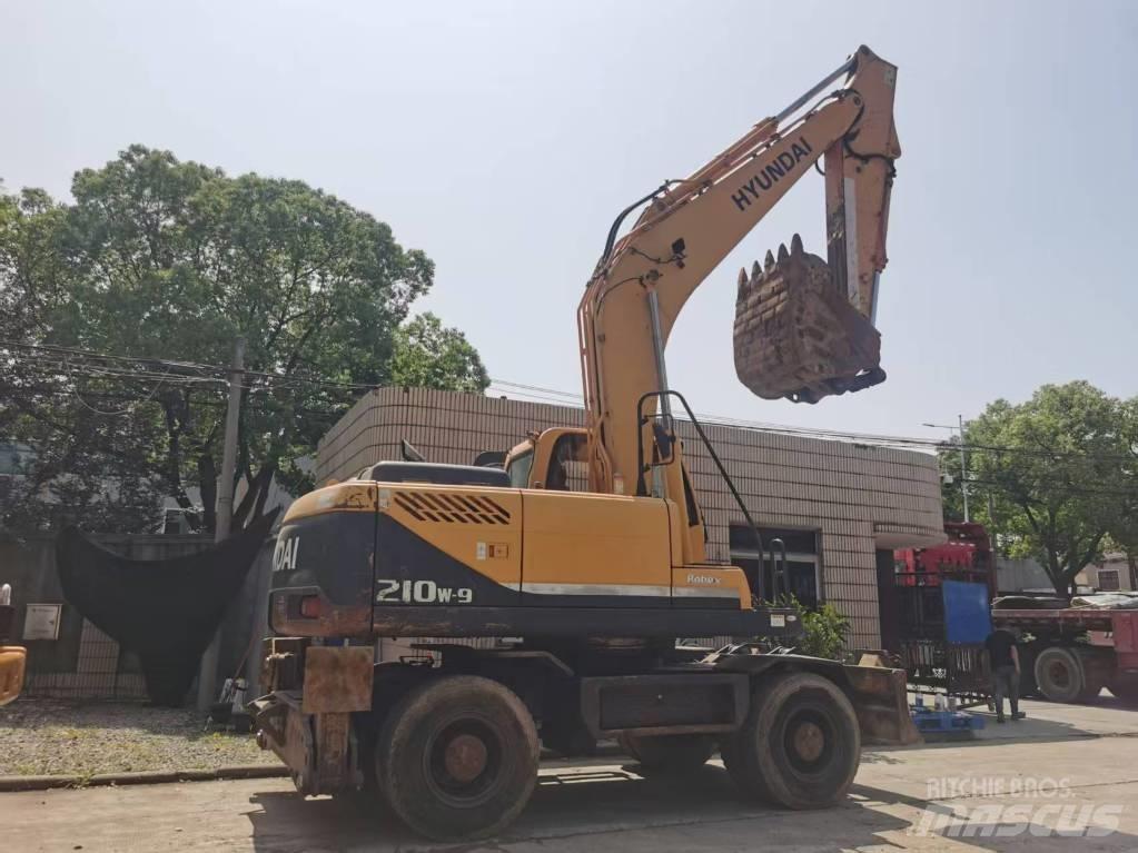 Hyundai R210W-9 Gumikerekes kotrók