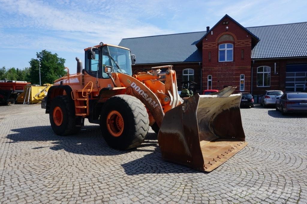 Doosan DL 400 Gumikerekes homlokrakodók