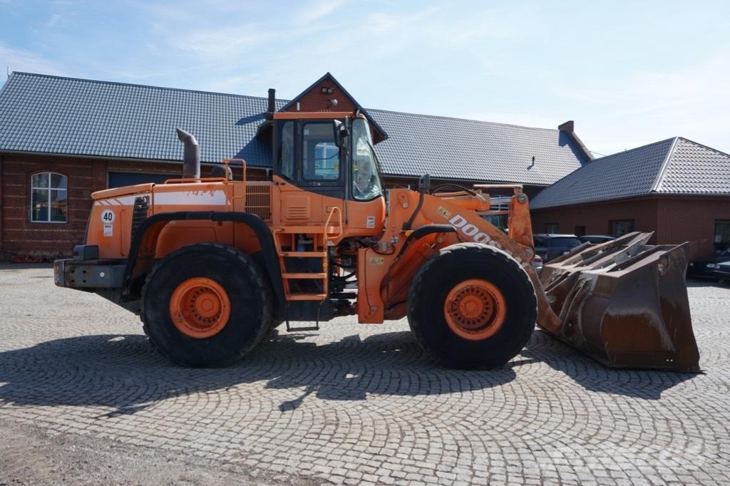 Doosan DL 400 Gumikerekes homlokrakodók