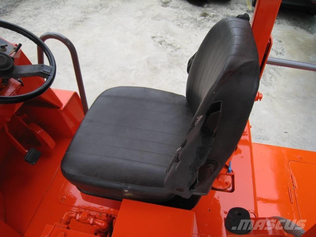 Sakai TZ 701 Pneumatikus kerekes hengerek
