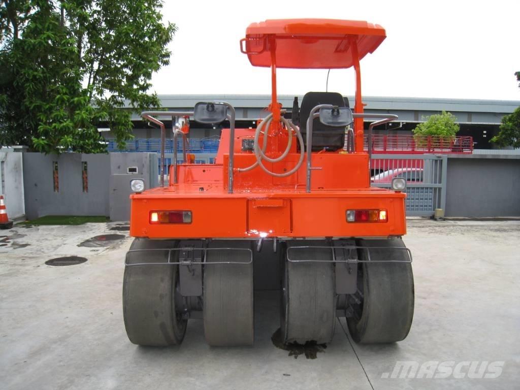 Sakai TZ 701 Pneumatikus kerekes hengerek