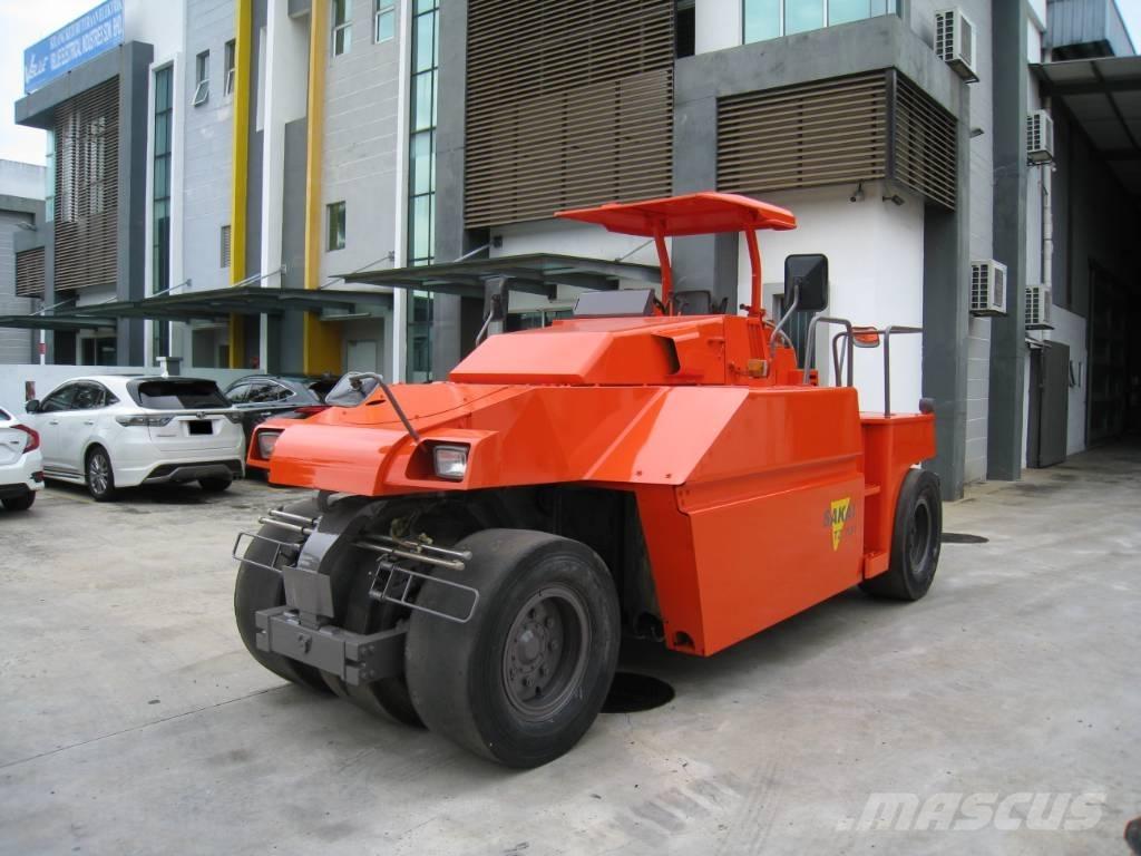 Sakai TZ 701 Pneumatikus kerekes hengerek