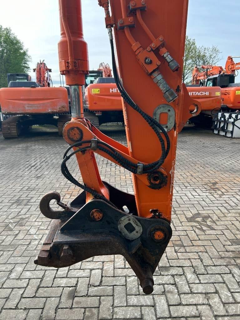 Hitachi ZX 140 W-3 Gumikerekes kotrók