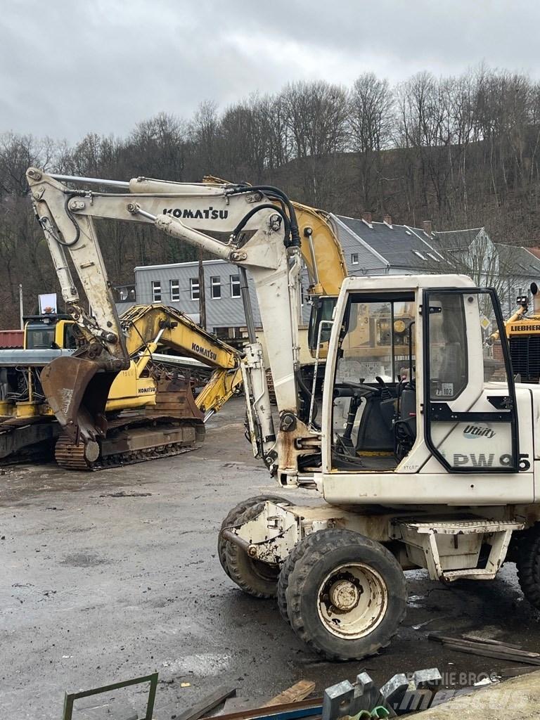 Komatsu PW 95 Gumikerekes kotrók