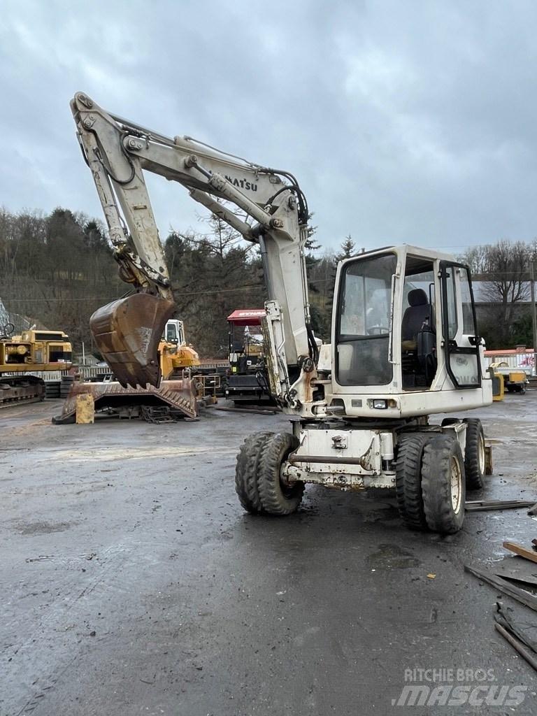 Komatsu PW 95 Gumikerekes kotrók