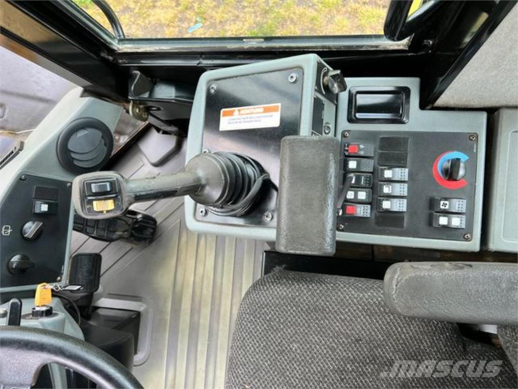 CAT 930H Gumikerekes homlokrakodók