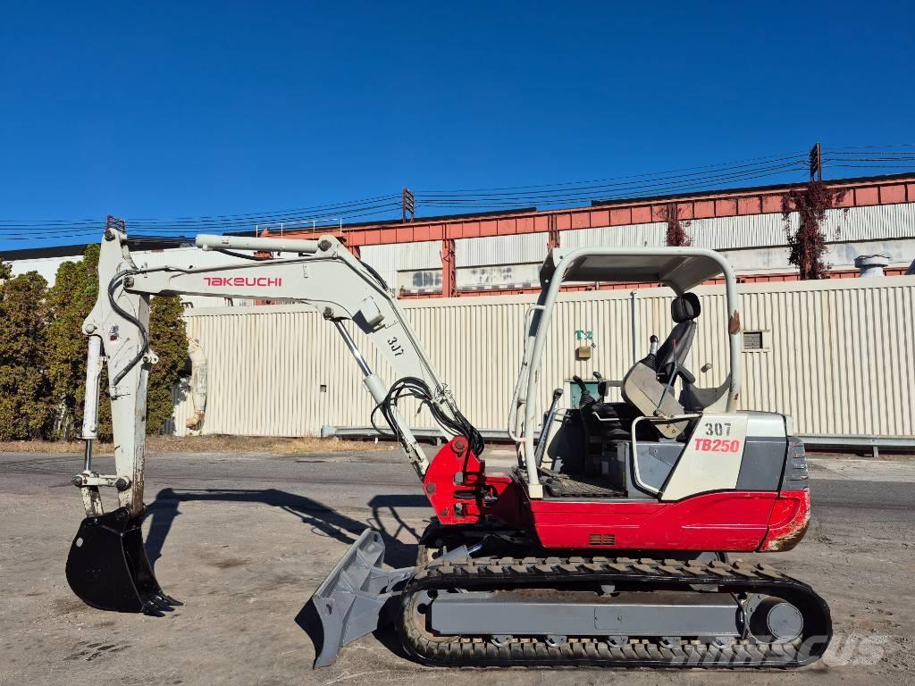 Takeuchi TB 250 Lánctalpas kotrók