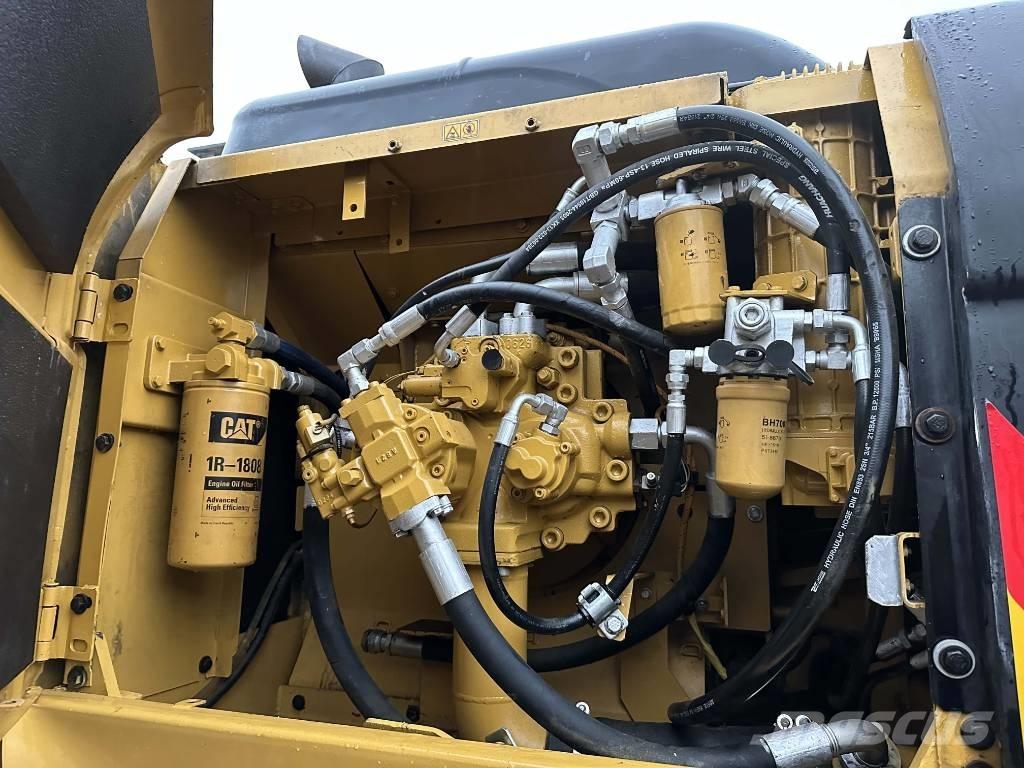 CAT 330D2 Lánctalpas kotrók