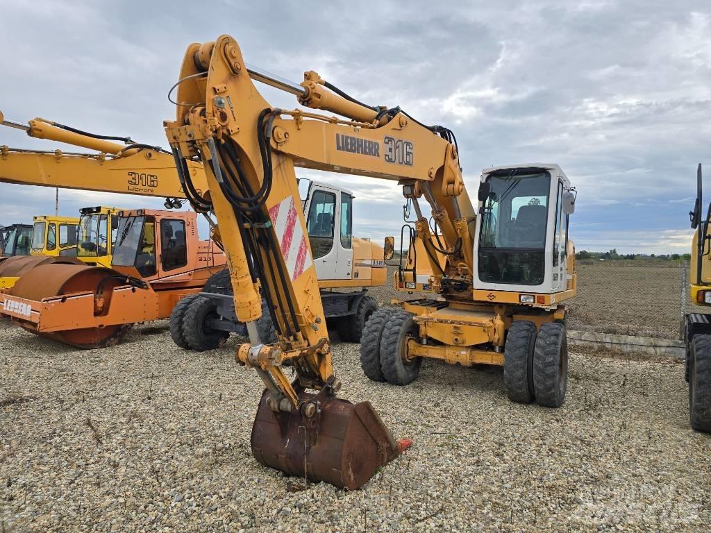 Liebherr A 316 Gumikerekes kotrók