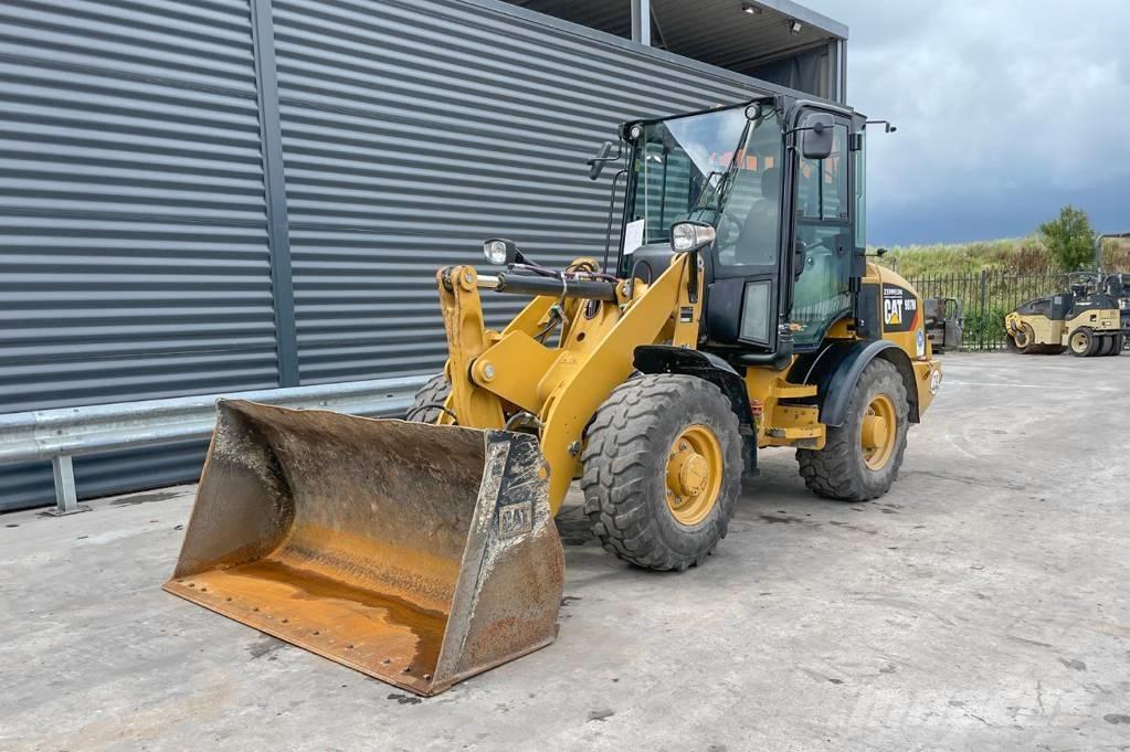 CAT 907M Gumikerekes homlokrakodók