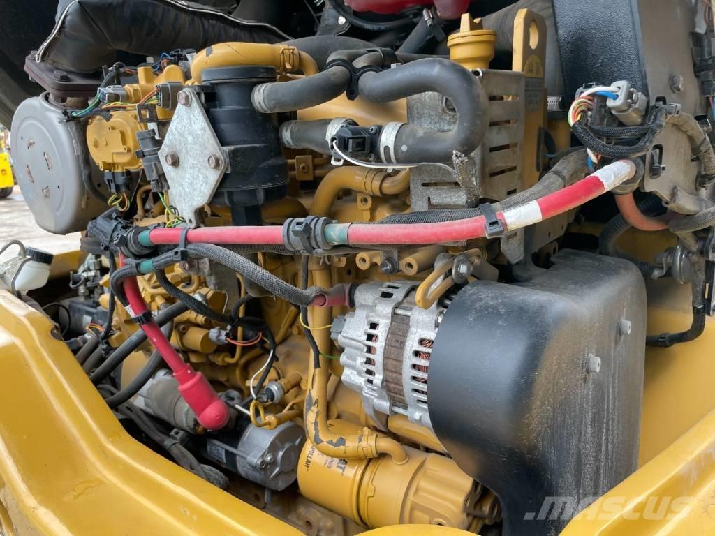 CAT 907M Gumikerekes homlokrakodók