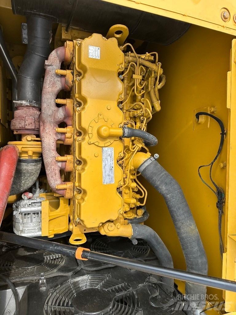 CAT CAT320 Közepes (midi) kotrók 7 t - 12 t
