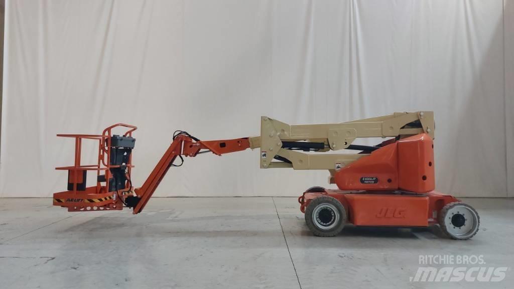 JLG E 400 AJPN Karos emelők