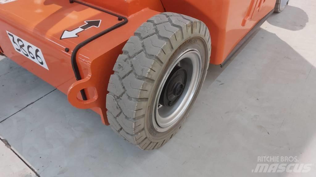 JLG E 400 AJPN Karos emelők