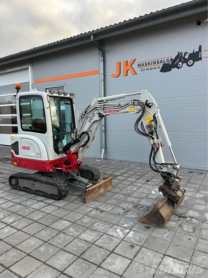 Takeuchi TB 225 Mini kotrók < 7t