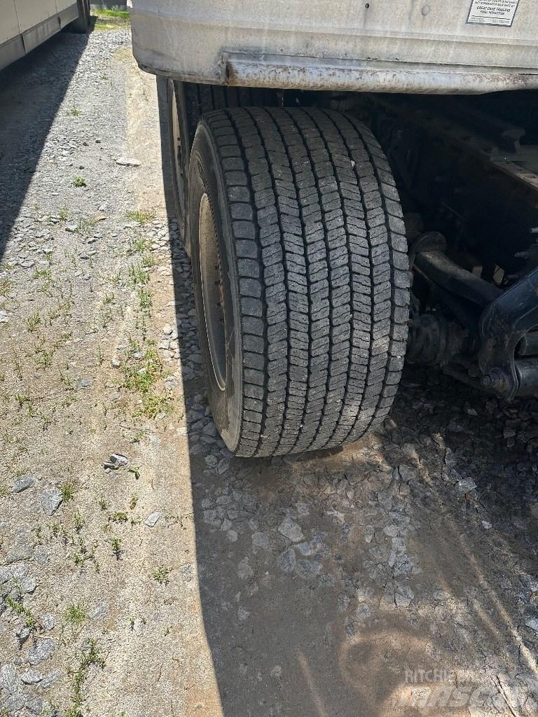 Volvo D11 Dobozos teherautók