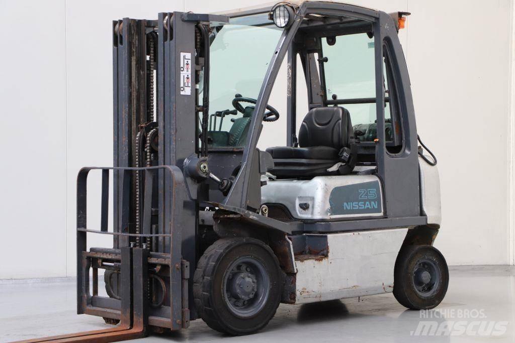 Nissan UD02A25PQ Gázüzemű targoncák