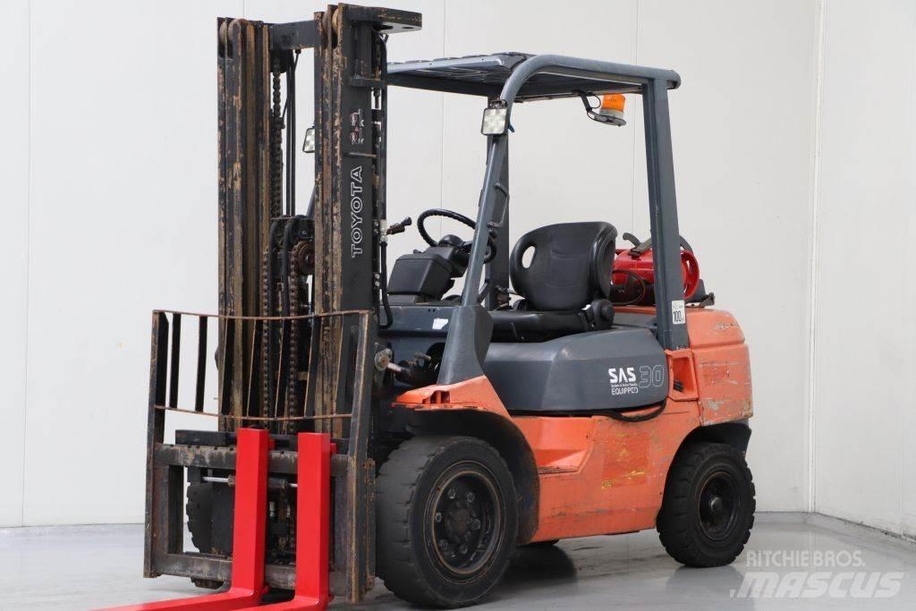Toyota 02-7FGF30 Gázüzemű targoncák