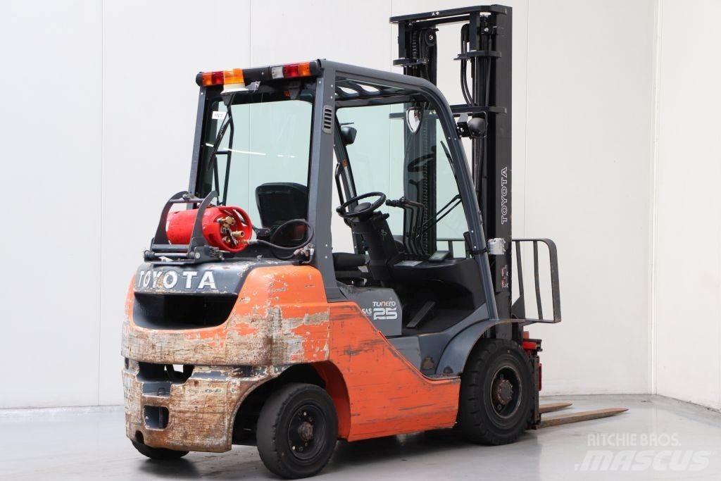 Toyota 02-8FGF25 Gázüzemű targoncák