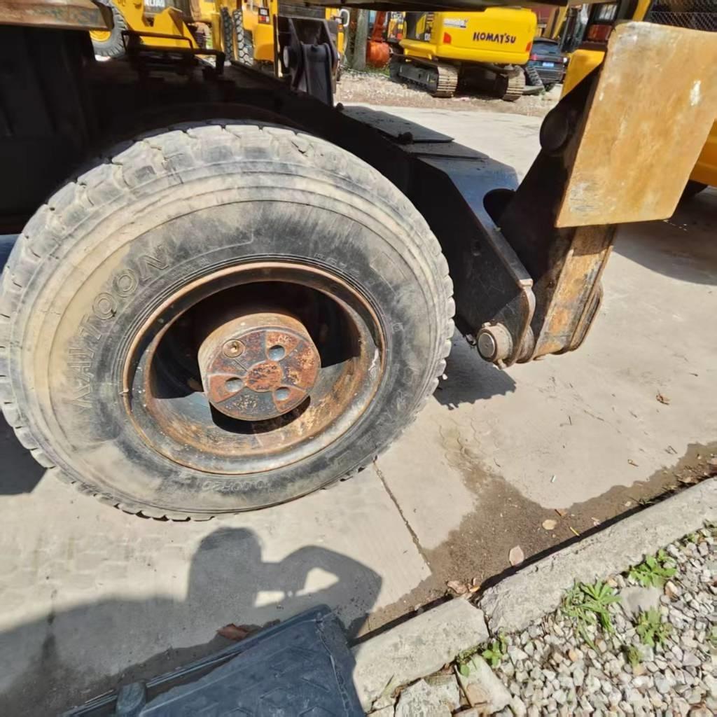 Hyundai R210W-9 Gumikerekes kotrók