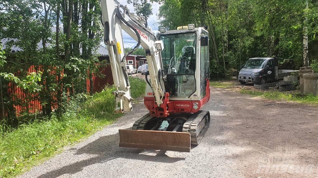 Takeuchi TB230 Mini kotrók < 7t