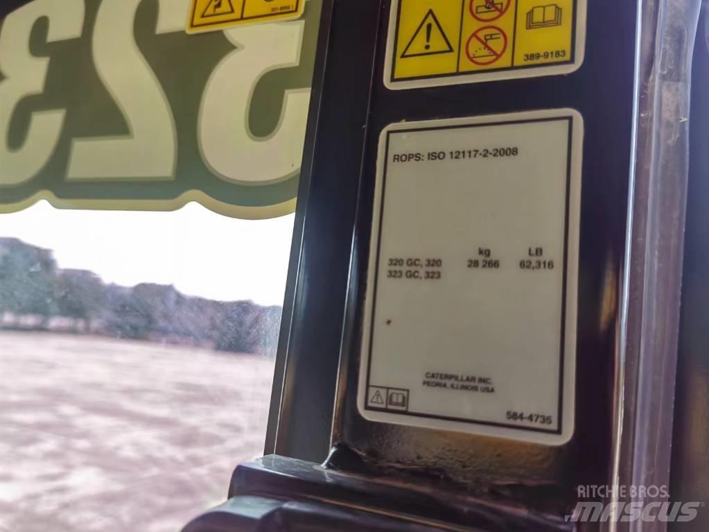 CAT 2022 CAT 323 Gumikerekes kotrók