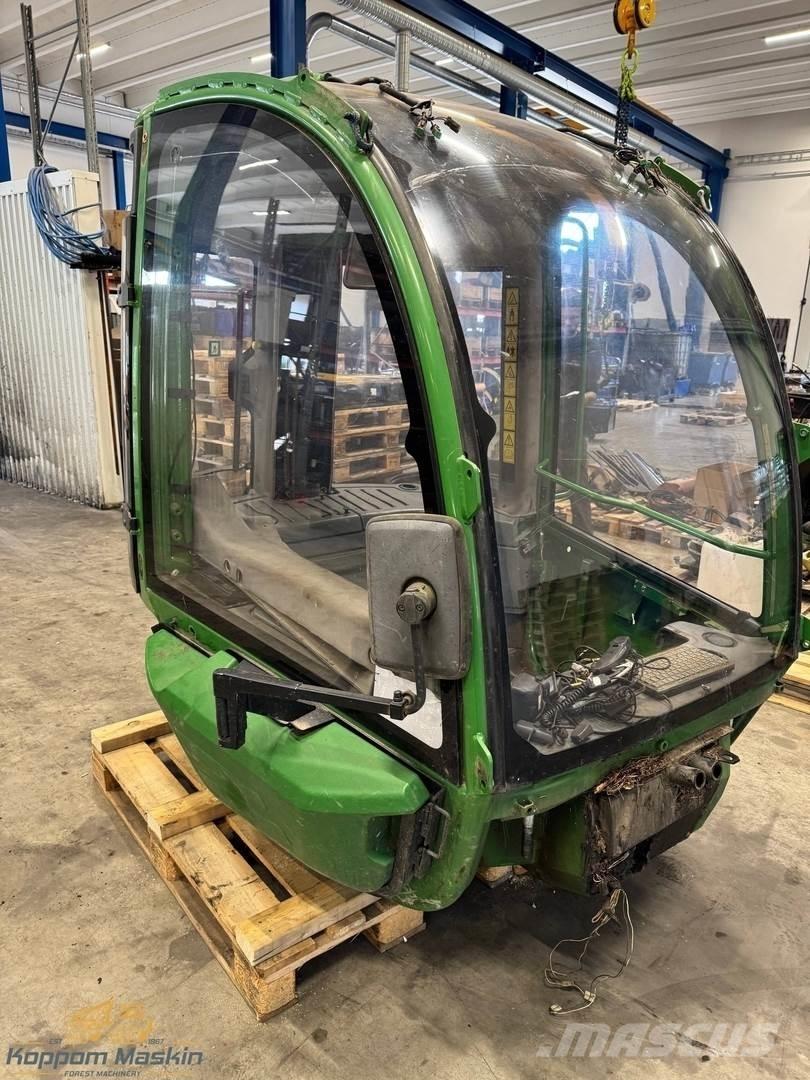 John Deere 1210E Vezetőfülke és belső tartozékok