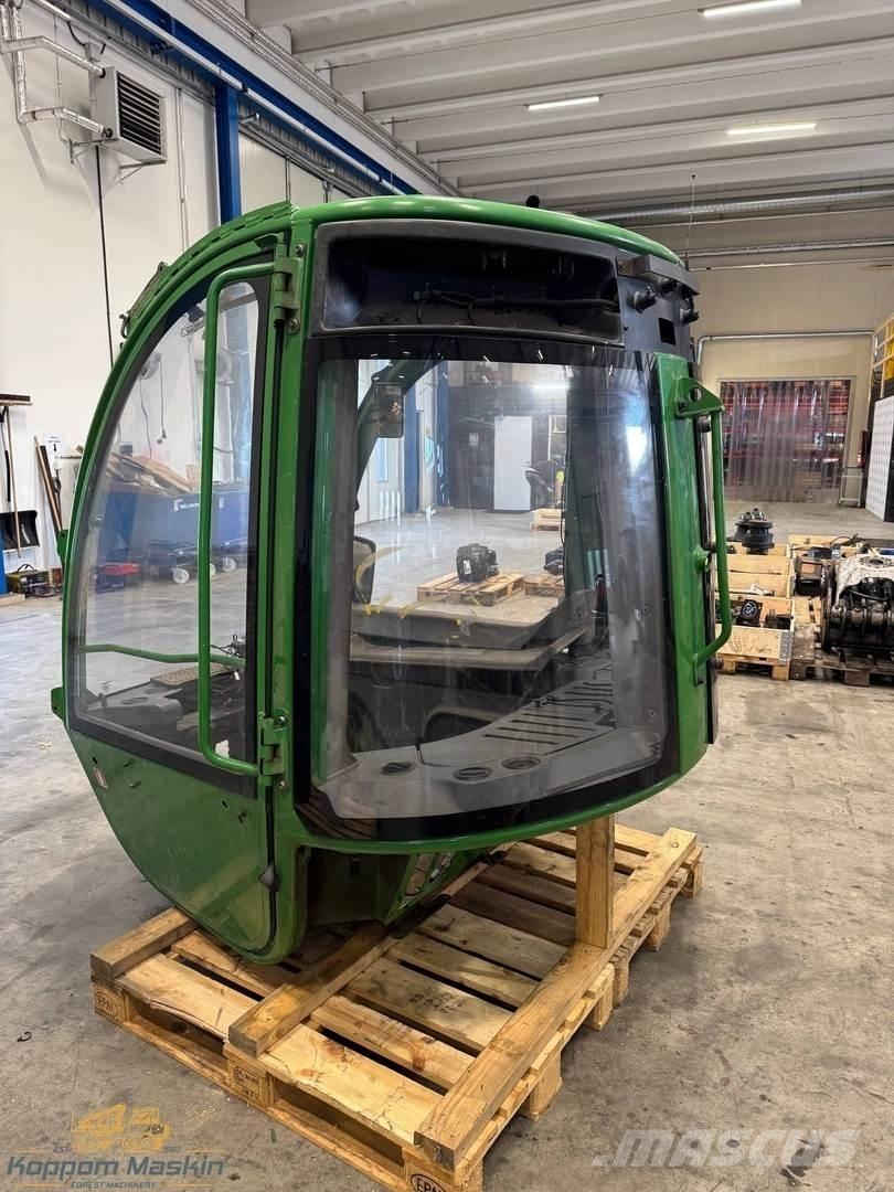 John Deere 1210E Vezetőfülke és belső tartozékok