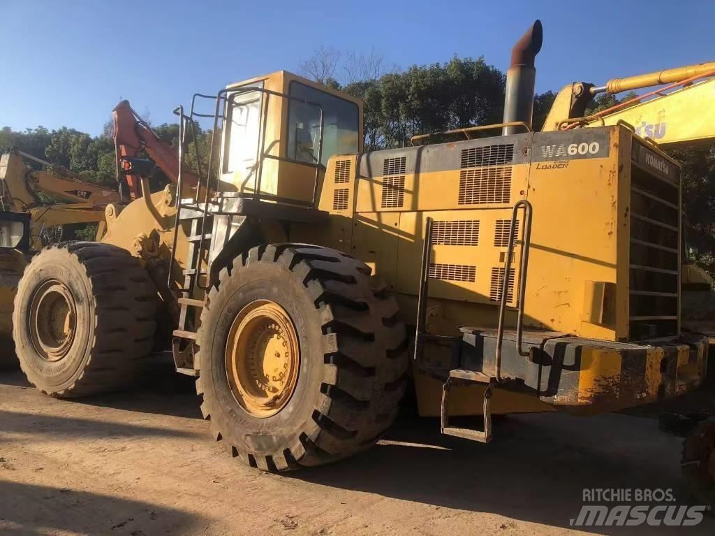 Komatsu WA 600-3 Gumikerekes homlokrakodók