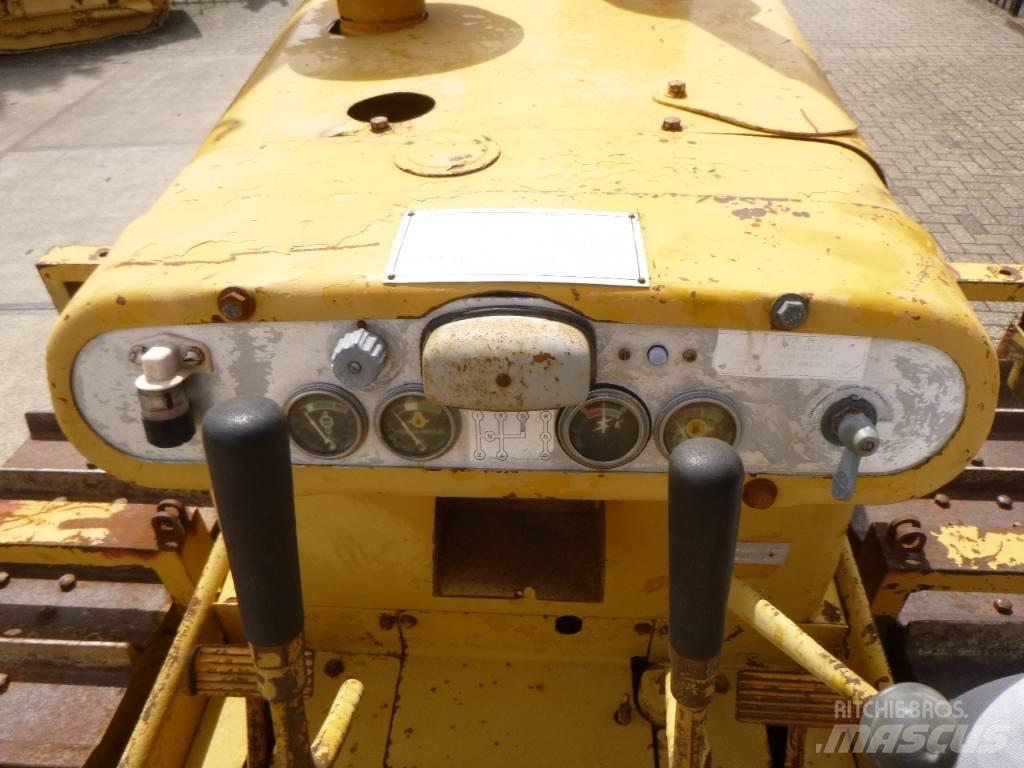 CAT D 4 D lánctalpas dózerek