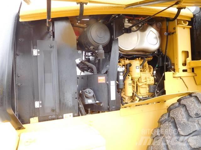 CAT 926M Gumikerekes homlokrakodók