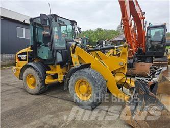 CAT 907M Gumikerekes homlokrakodók