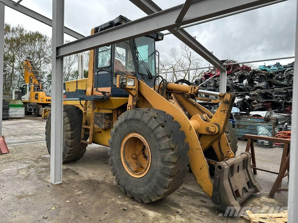 Komatsu WA200 Gumikerekes homlokrakodók