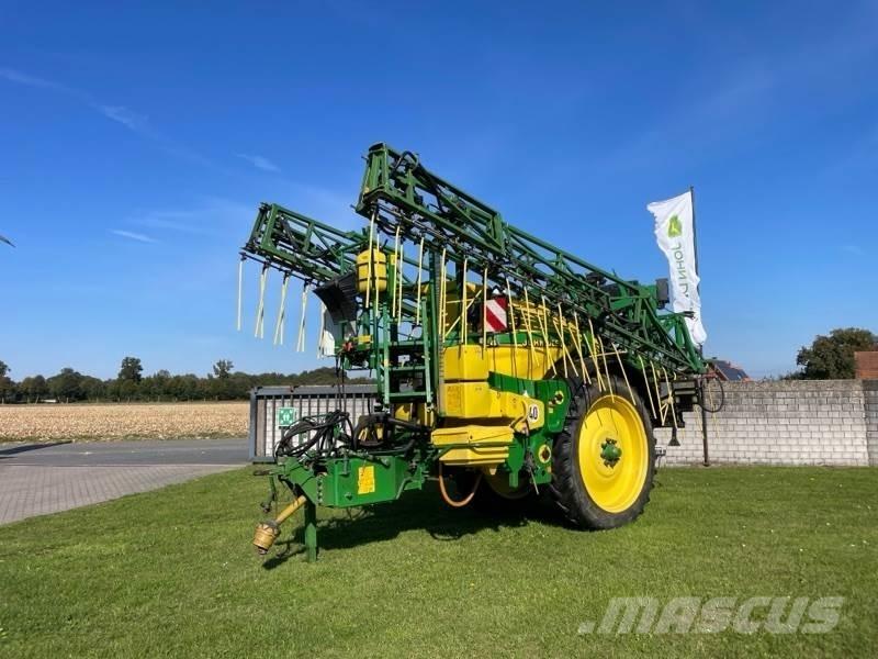John Deere 824 Vontatott trágyaszórók