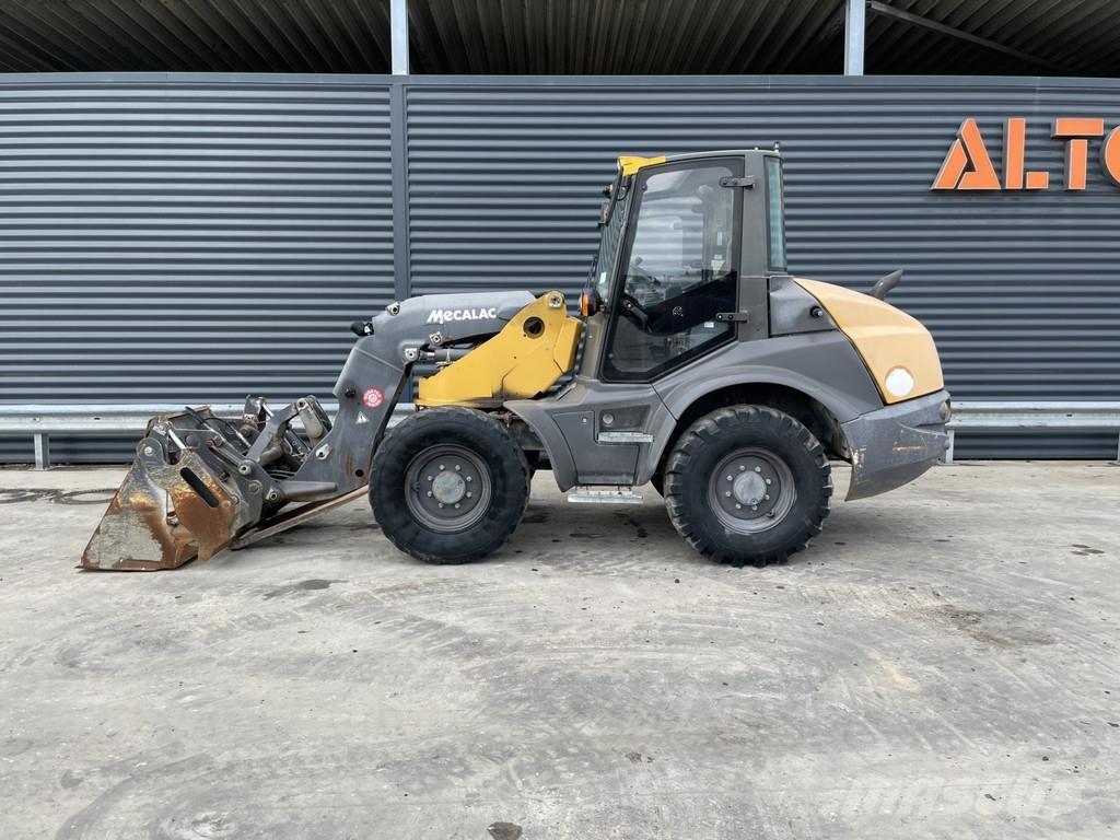 Mecalac AS 700 Gumikerekes homlokrakodók