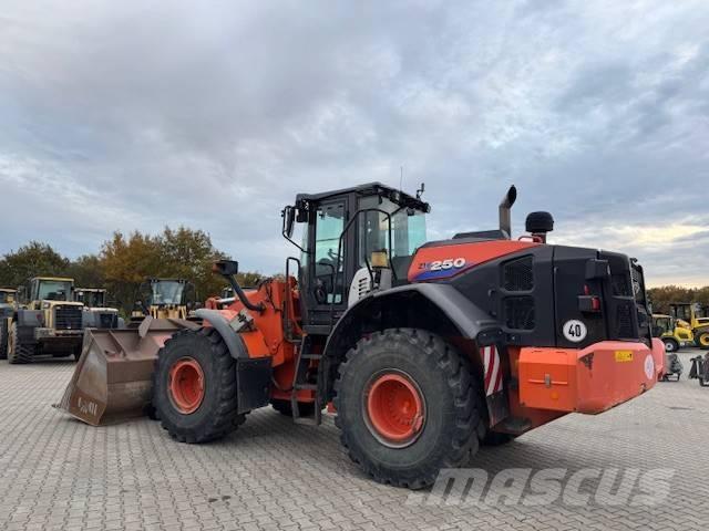 Hitachi ZW 250-6 Gumikerekes homlokrakodók