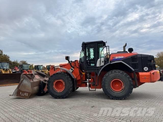Hitachi ZW 250-6 Gumikerekes homlokrakodók