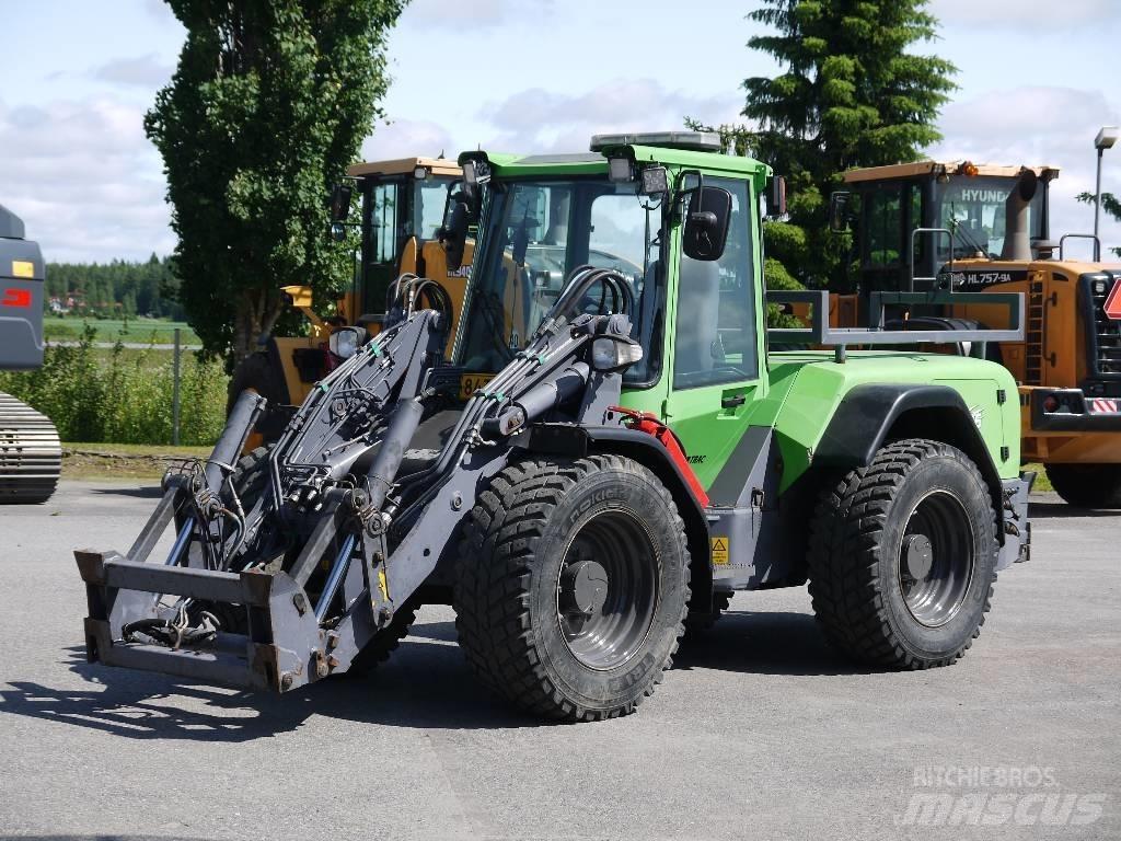 LM Trac 686 Gumikerekes homlokrakodók