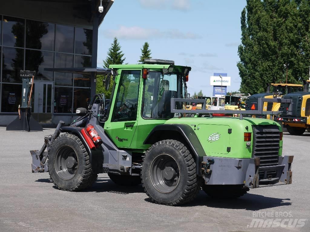 LM Trac 686 Gumikerekes homlokrakodók