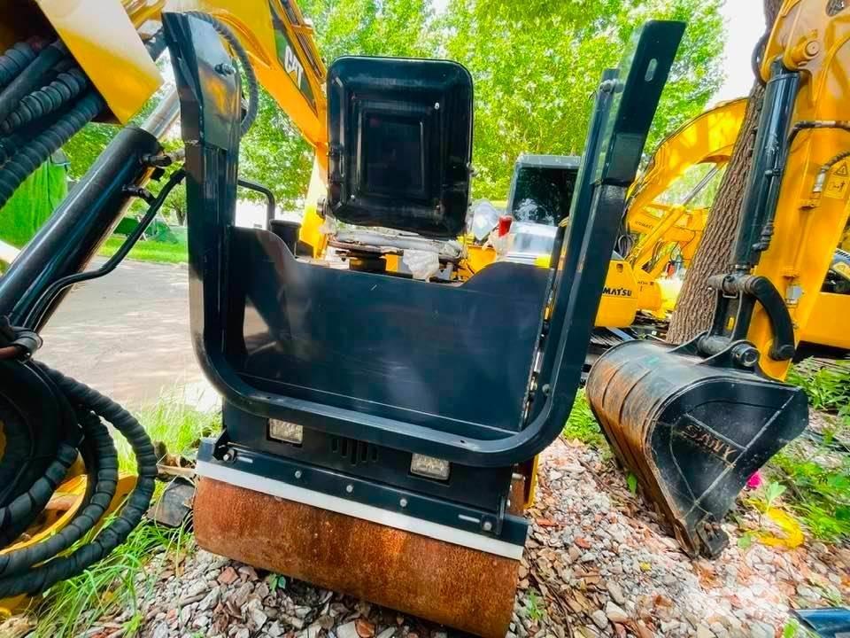 CAT 303 Mini kotrók < 7t
