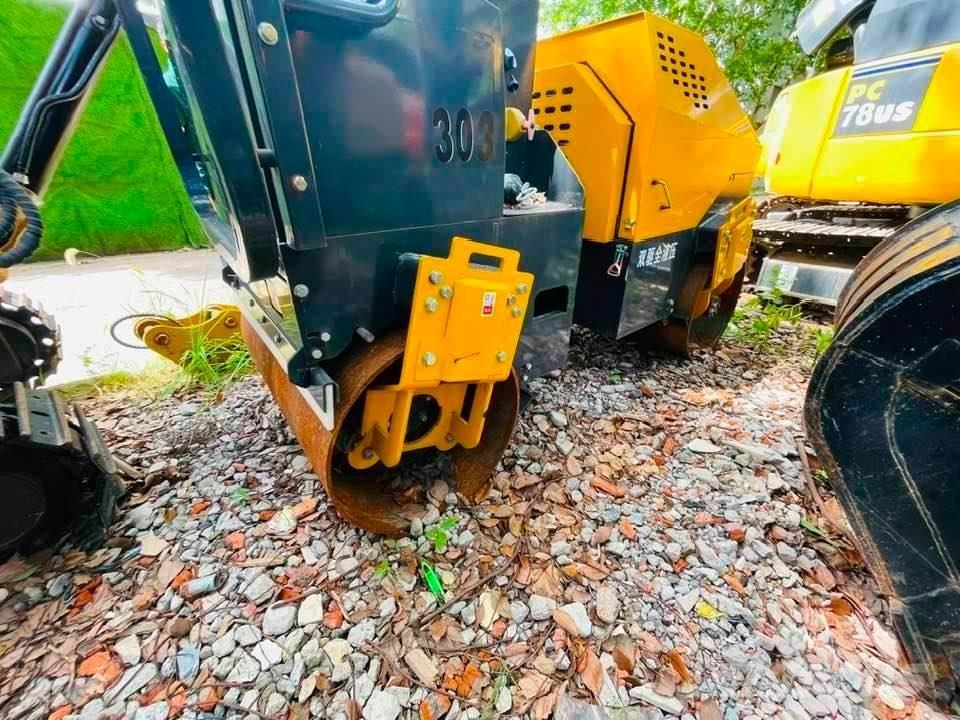 CAT 303 Mini kotrók < 7t