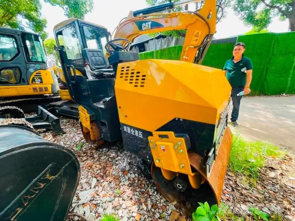 CAT 303 Mini kotrók < 7t