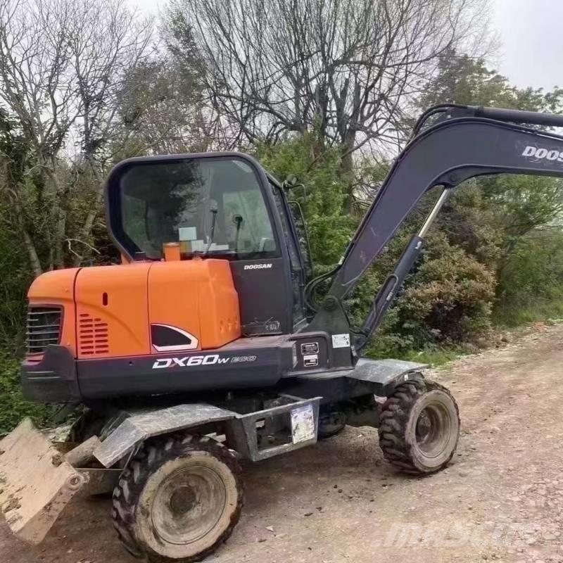 Doosan DX60W Gumikerekes kotrók