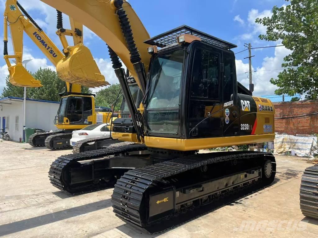CAT 323 D L Lánctalpas kotrók