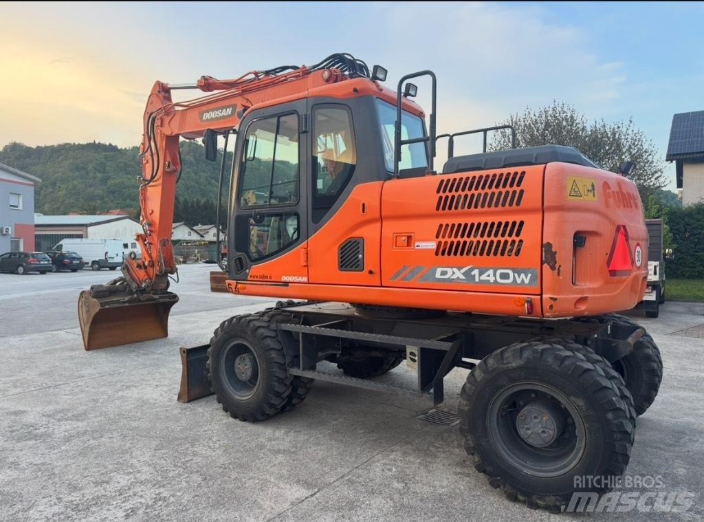 Doosan DX 140 W Gumikerekes kotrók